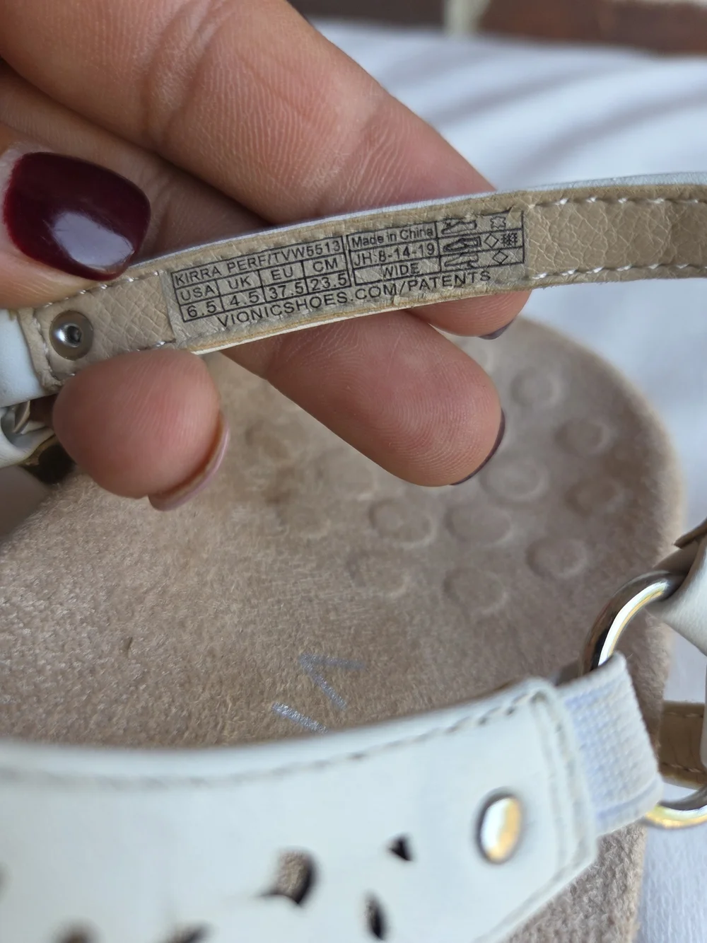 Vionic Kirra Perf Women’s 6.5 Wide White Leather T-Strap Comfort Sandals